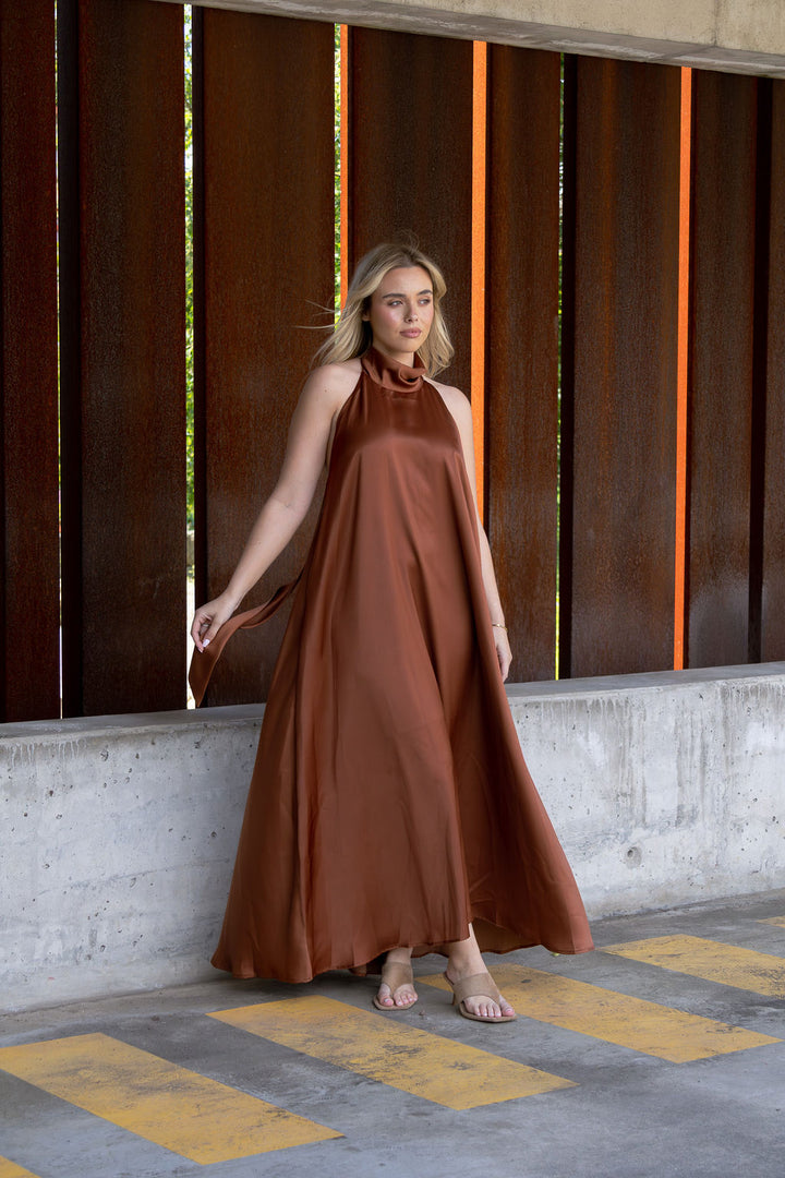 VESTIDO CASTANHO HALTER ACETINADO SAHOCO