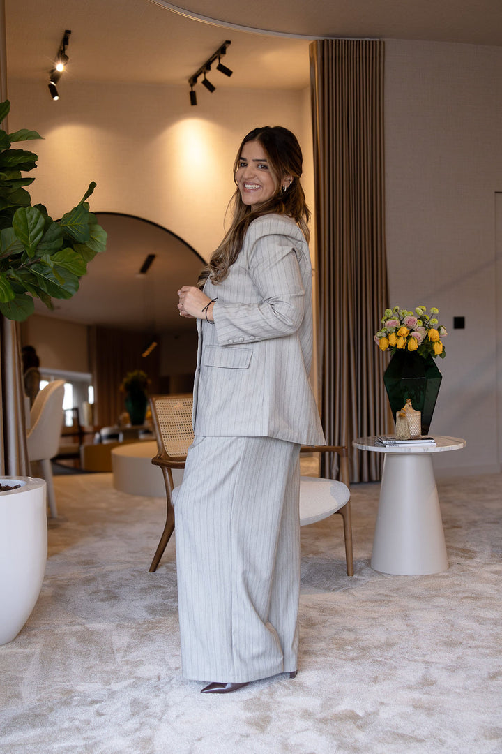 CONJUNTO BLAZER E CALÇA BEGE COM RISCA PONTO CHIC