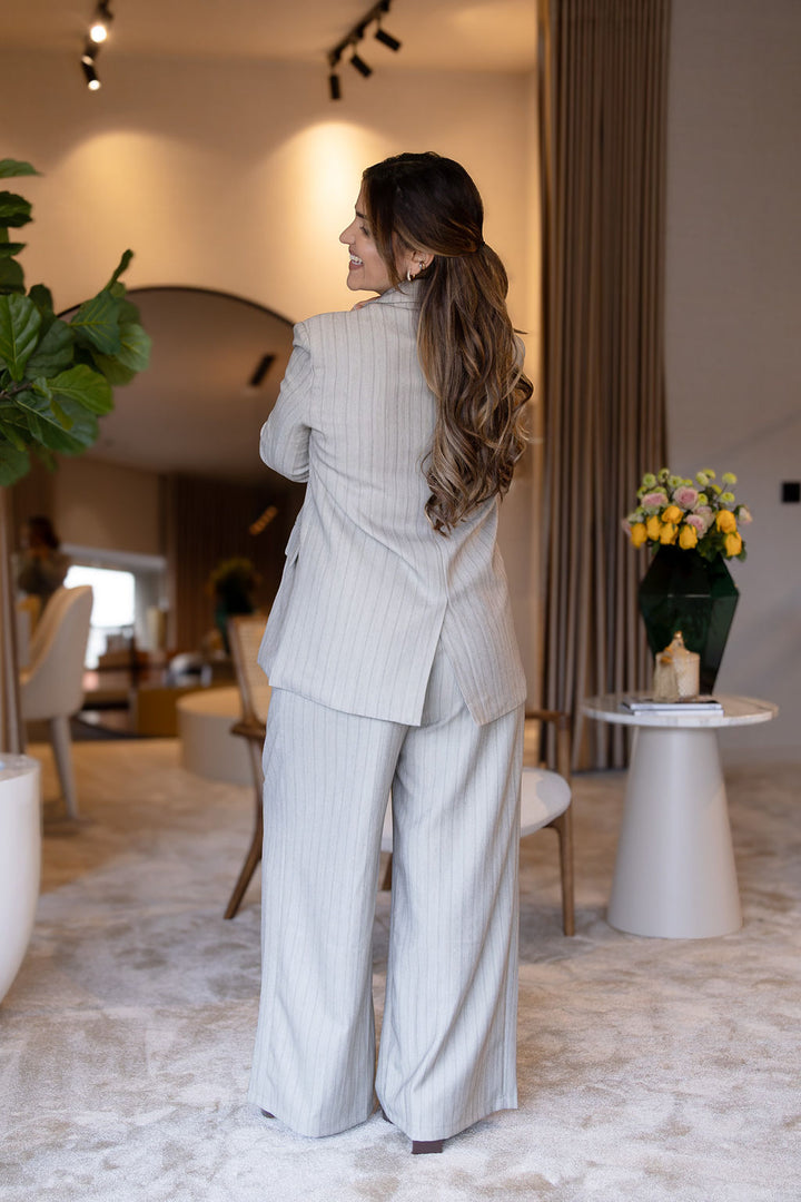 CONJUNTO BLAZER E CALÇA BEGE COM RISCA PONTO CHIC
