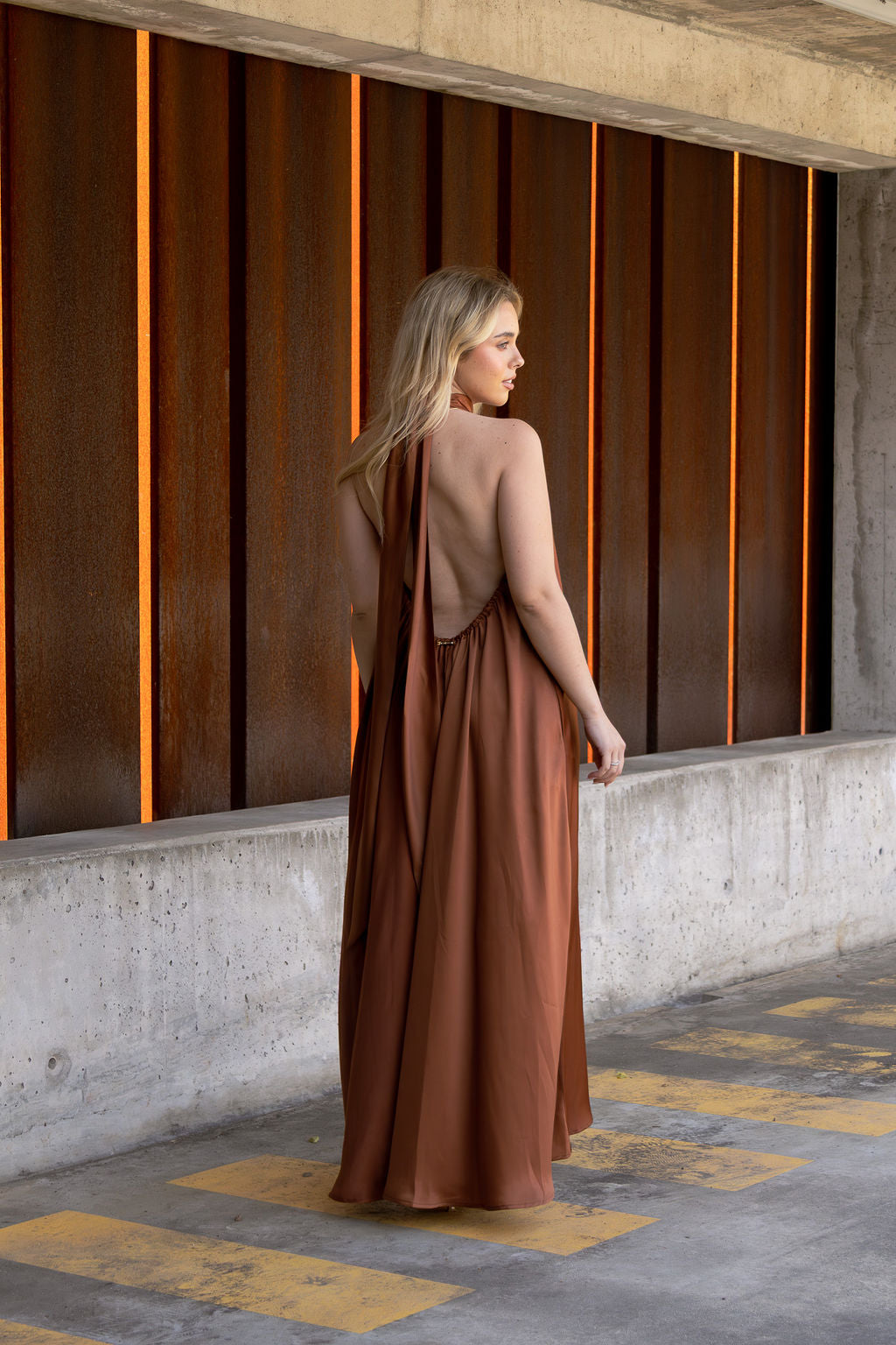 VESTIDO CASTANHO HALTER ACETINADO SAHOCO