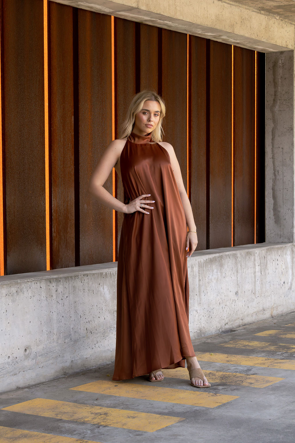 VESTIDO CASTANHO HALTER ACETINADO SAHOCO