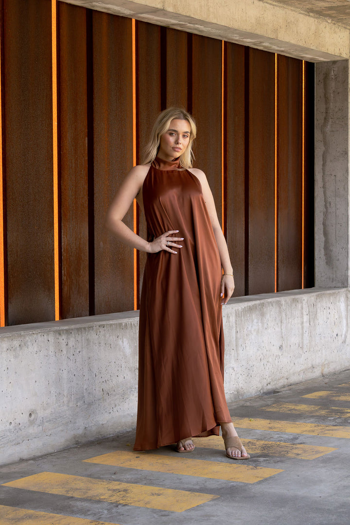 VESTIDO CASTANHO HALTER ACETINADO SAHOCO
