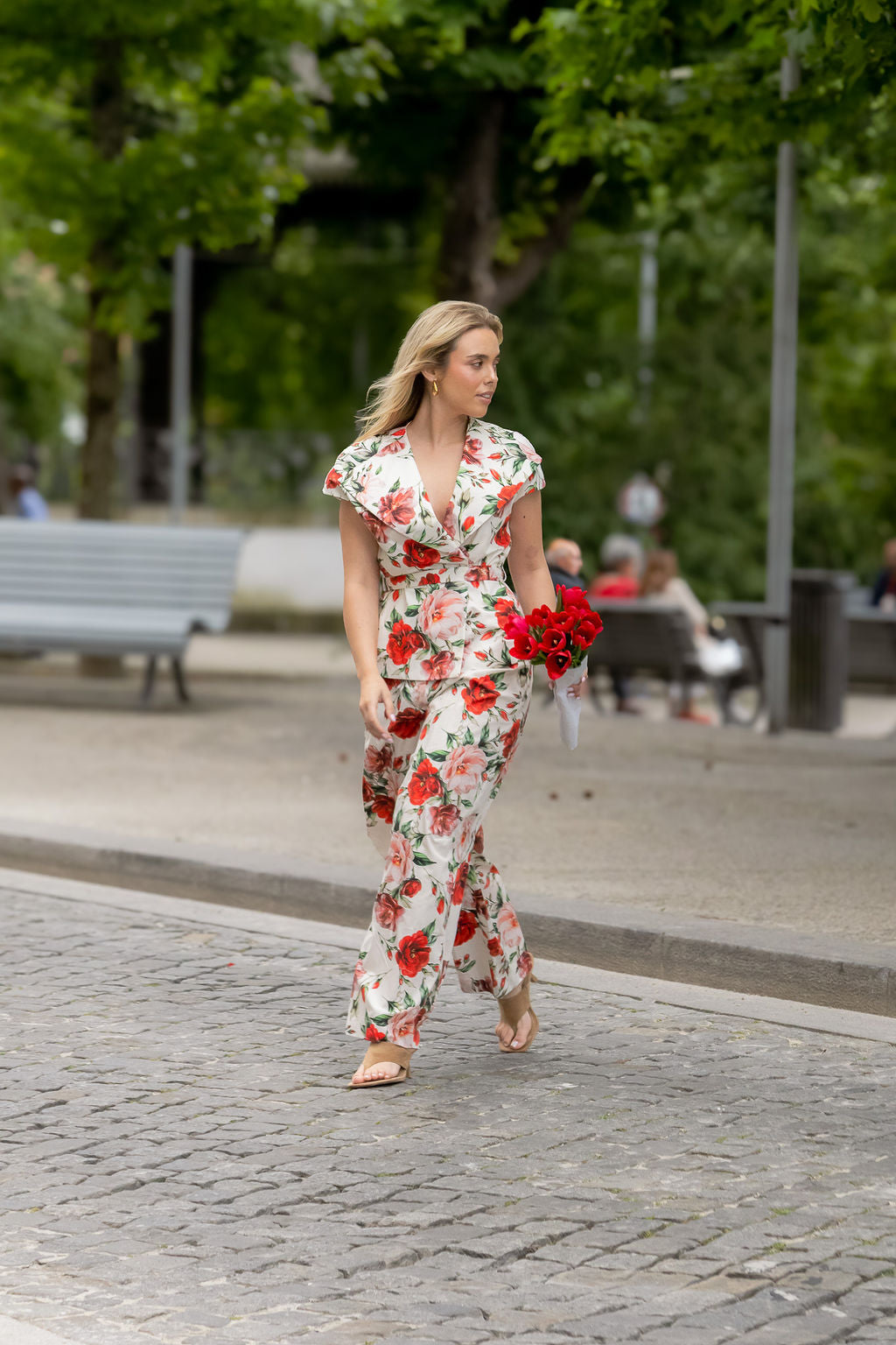 TOP FLORAL BRANCO E VERMELHO IMPERIAL