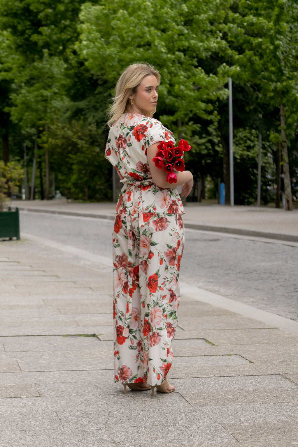 TOP FLORAL BRANCO E VERMELHO IMPERIAL