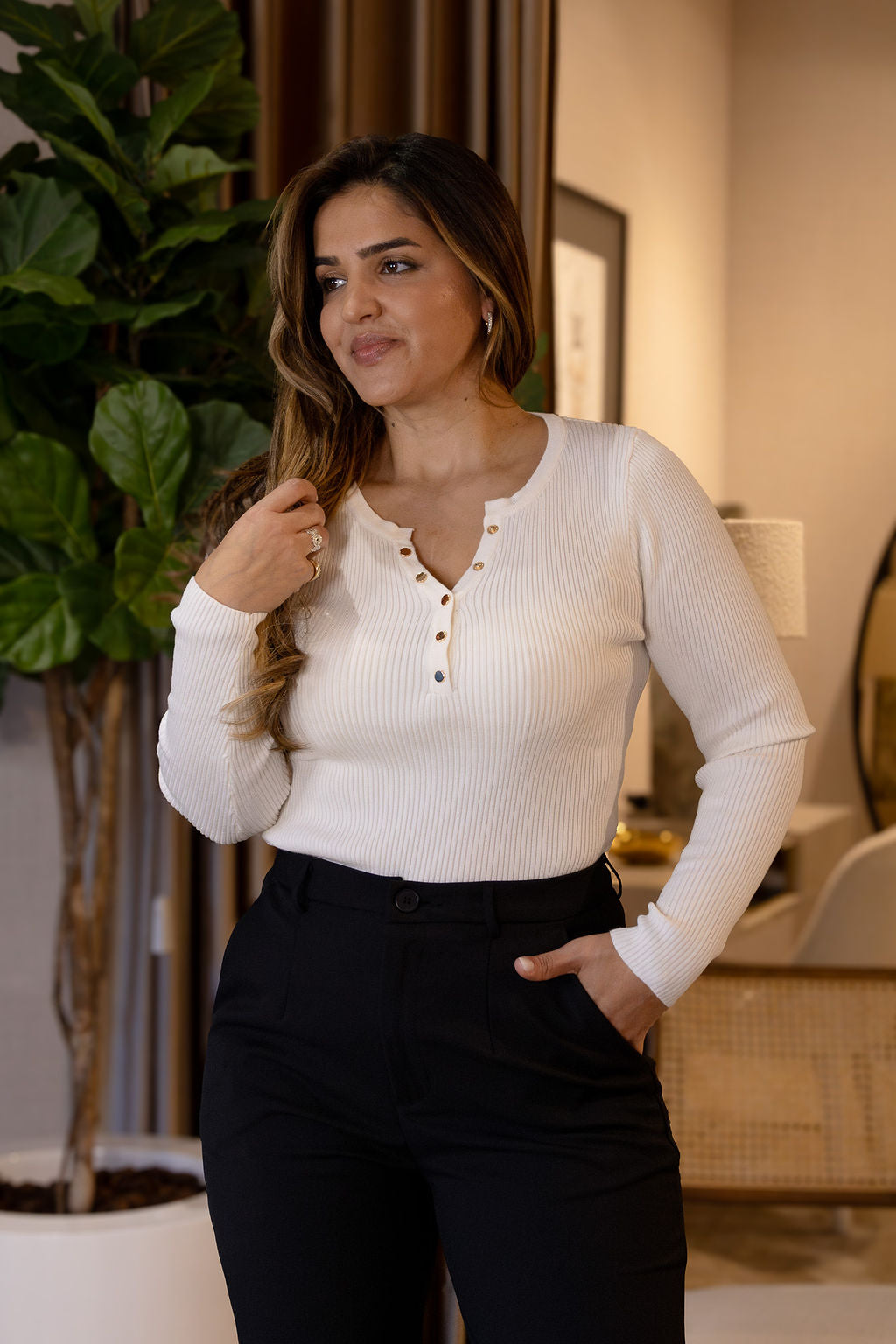 CALÇA PRETA COM PREGAS PONTO CHIC