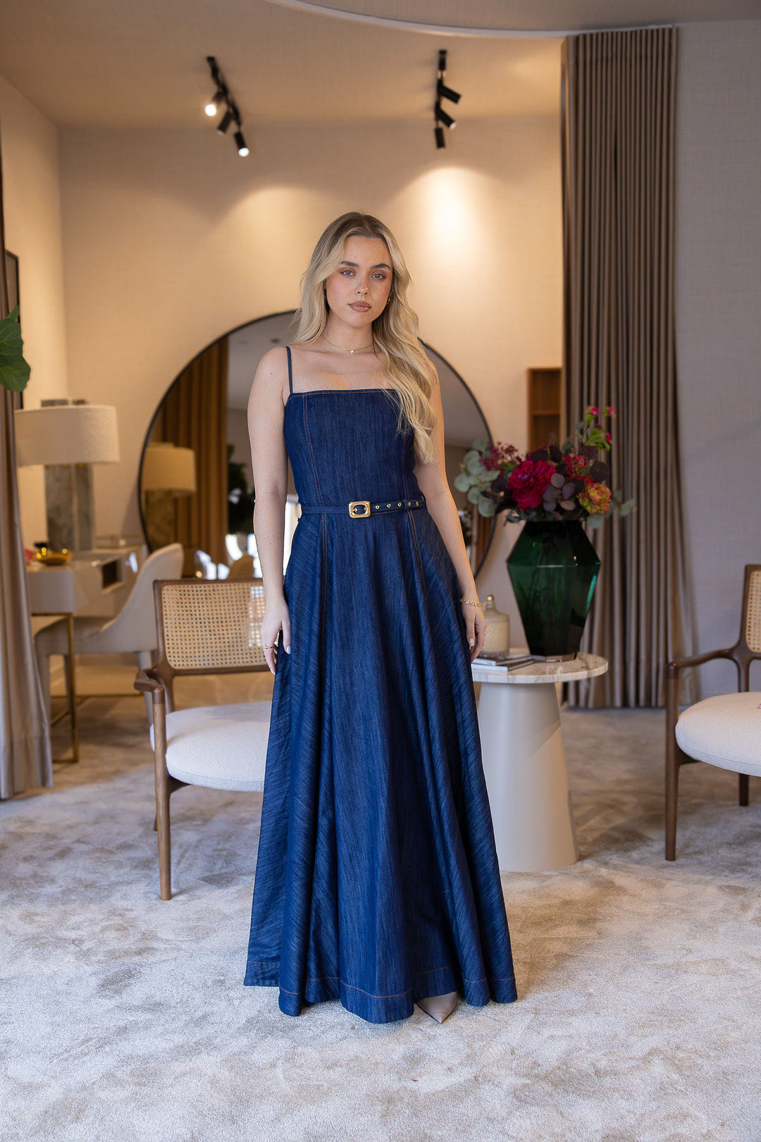 VESTIDO JEANS COM ALÇAS E CINTO LANÇA PERFUME