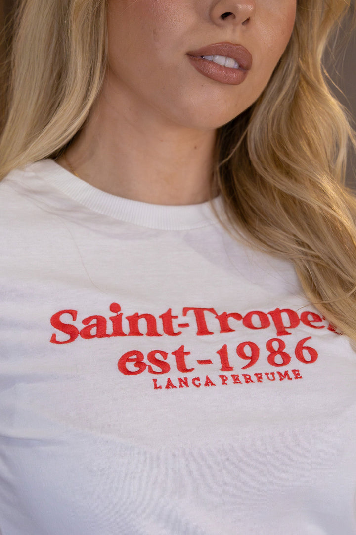 T-SHIRT BRANCA COM ESTAMPADO SAINT TROPEZ LANÇA PERFUME
