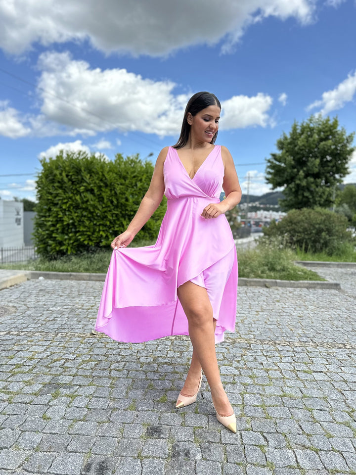 VESTIDO ROSA CLARO COM DECOTE EM V E LAÇO RINASCIMENTO