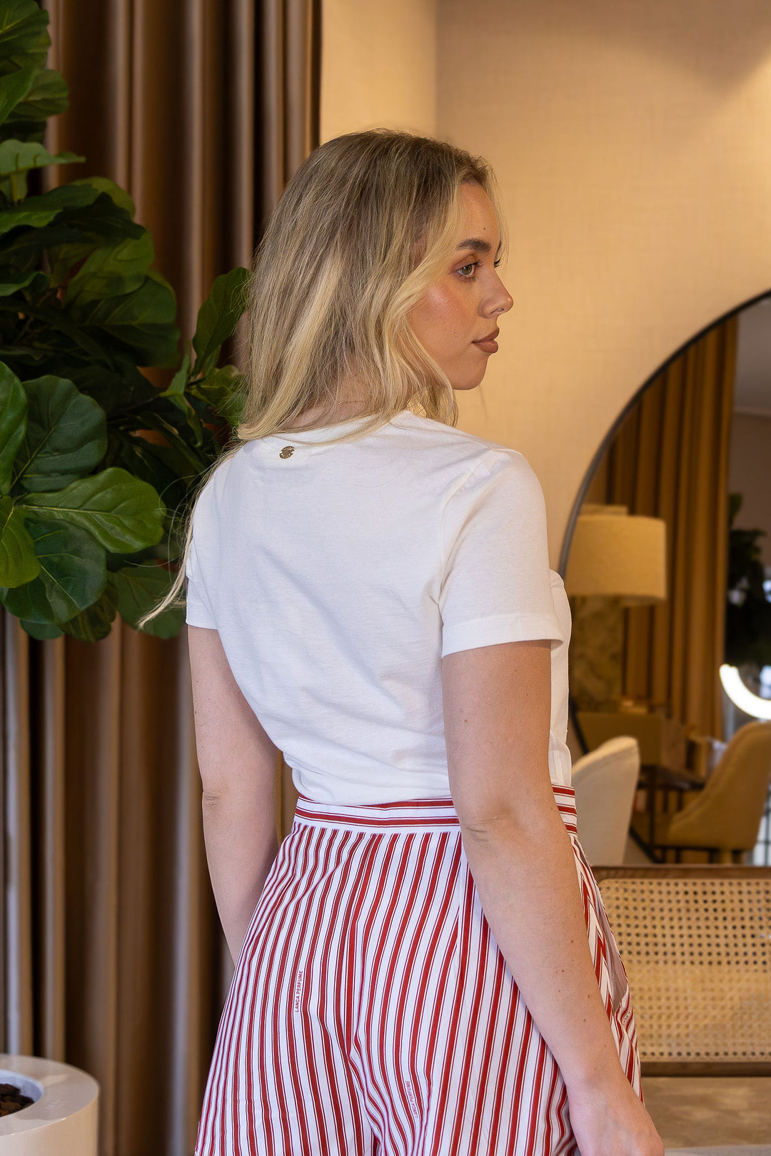 T-SHIRT BRANCA COM ESTAMPADO SAINT TROPEZ LANÇA PERFUME