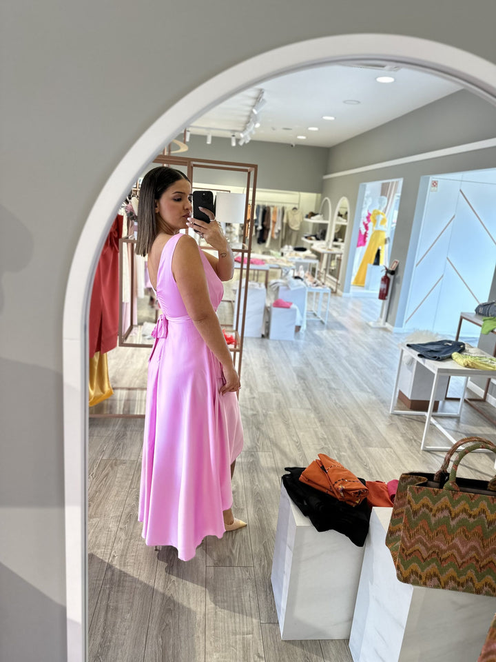 VESTIDO ROSA CLARO COM DECOTE EM V E LAÇO RINASCIMENTO