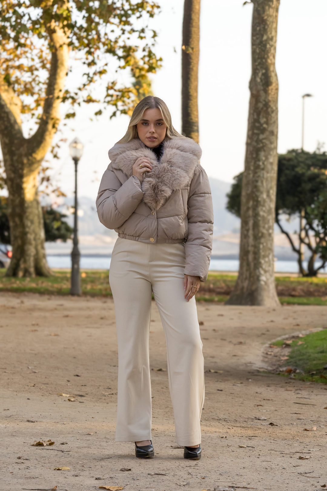 CALÇA BEGE CORTE RETO PONTO CHIC
