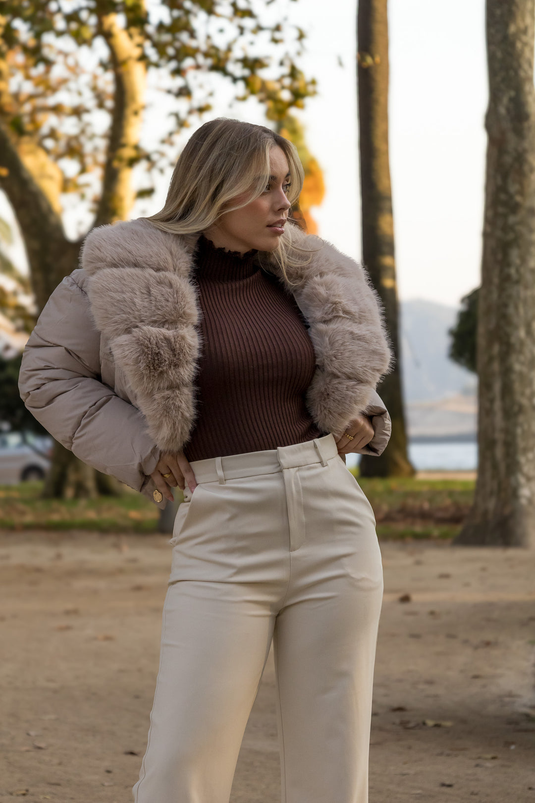 CALÇA BEGE CORTE RETO PONTO CHIC