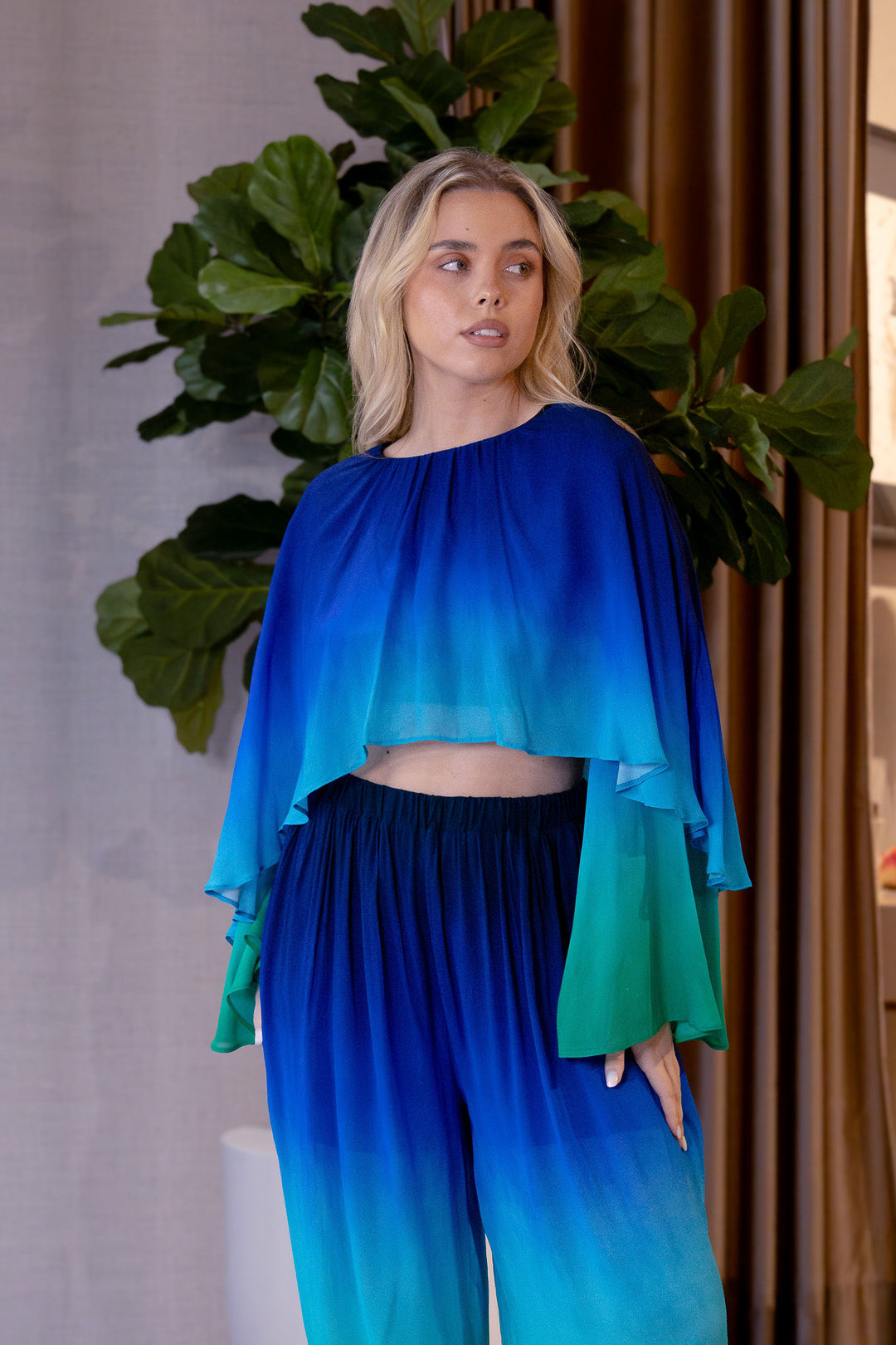 CALÇA PLISSADA DEGRADÉ AZUL E VERDE LANÇA PERFUME
