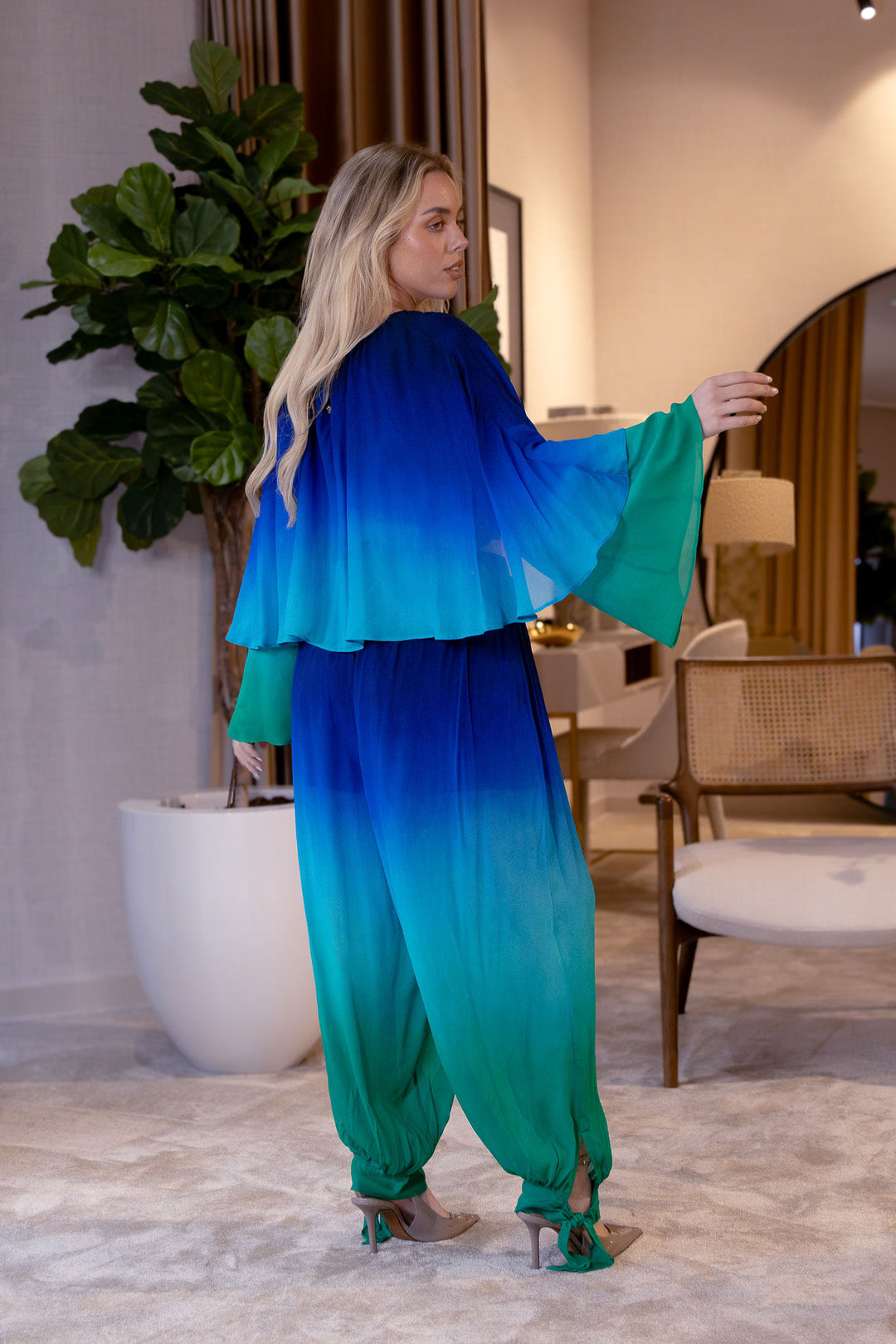 BLUSA DEGRADÉ COM MANGAS FLUIDAS LANÇA PERFUME