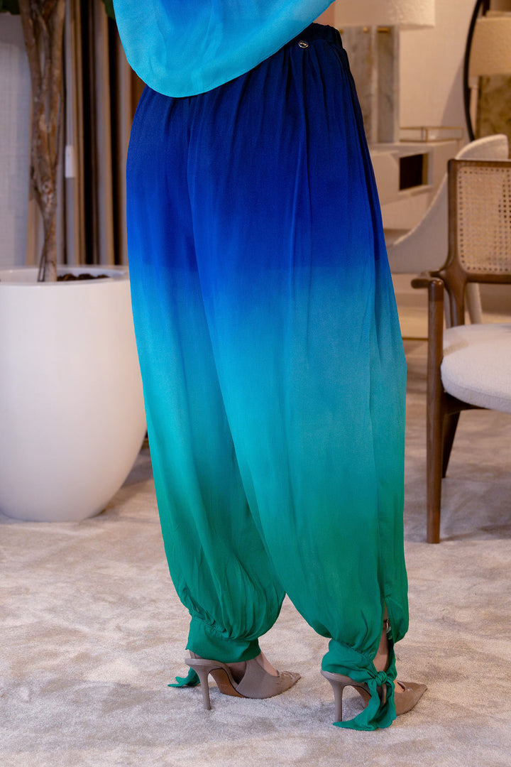 CALÇA PLISSADA DEGRADÉ AZUL E VERDE LANÇA PERFUME