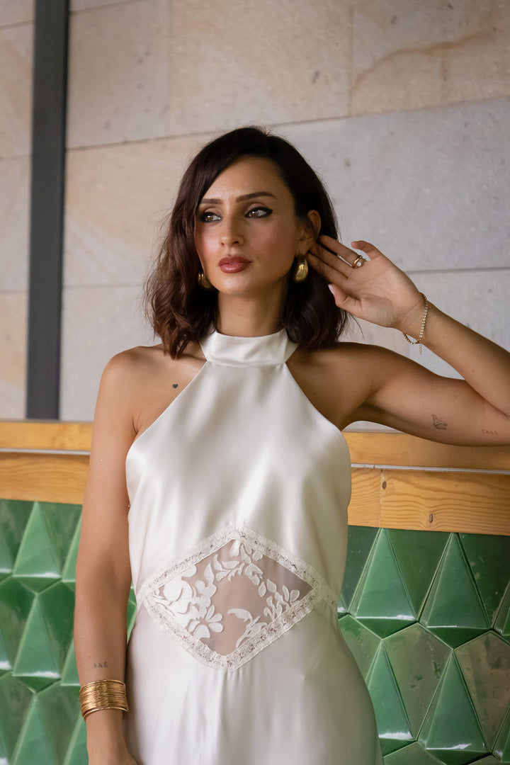 VESTIDO ACETINADO CRU COM ENCAIXE EM RENDA NA FRENTE IMPERIAL