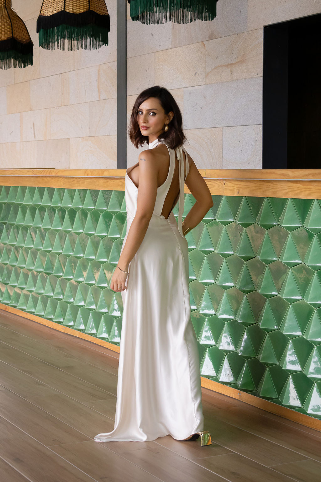 VESTIDO ACETINADO CRU COM ENCAIXE EM RENDA NA FRENTE IMPERIAL