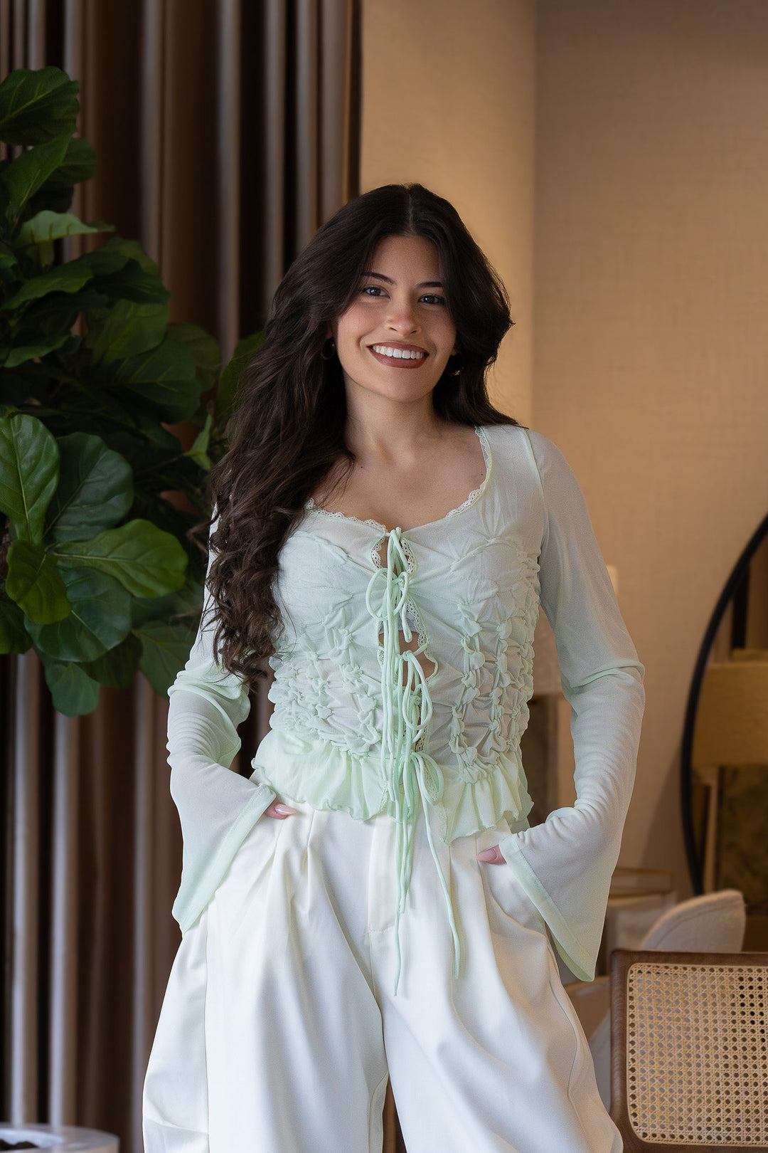 BLUSA DRAPEADA VERDE ÁGUA COM FRANZIDOS E ATILHAMENTO FRONTAL PONTO CHIC
