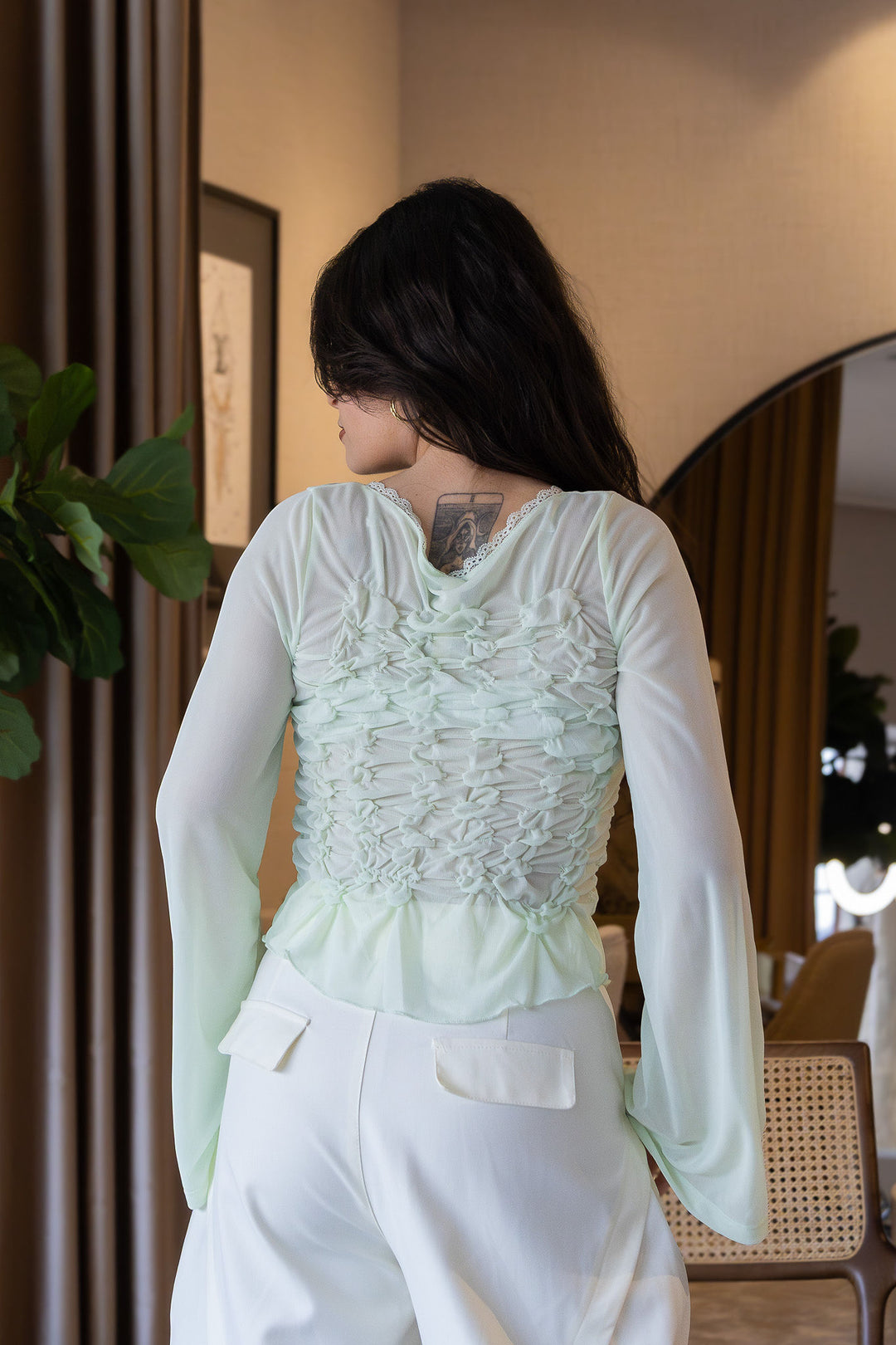 BLUSA DRAPEADA VERDE ÁGUA COM FRANZIDOS E ATILHAMENTO FRONTAL PONTO CHIC