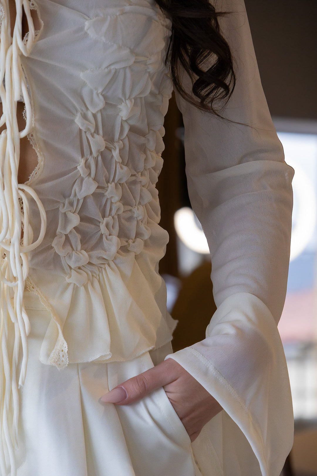 BLUSA DRAPEADA COM FRANZIDOS E ATILHAMENTO FRONTAL PONTO CHIC