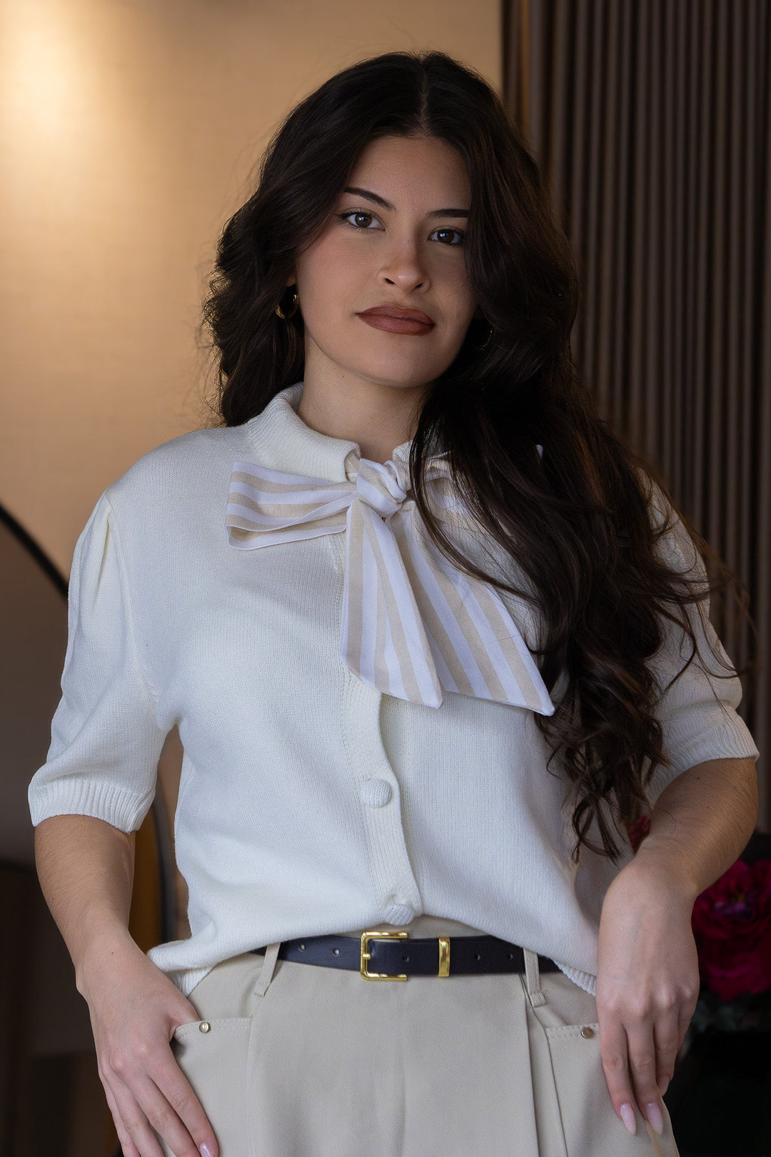CARDIGAN DE MALHA CRU COM LAÇO E BOTÕES FORRADOS PONTO CHIC