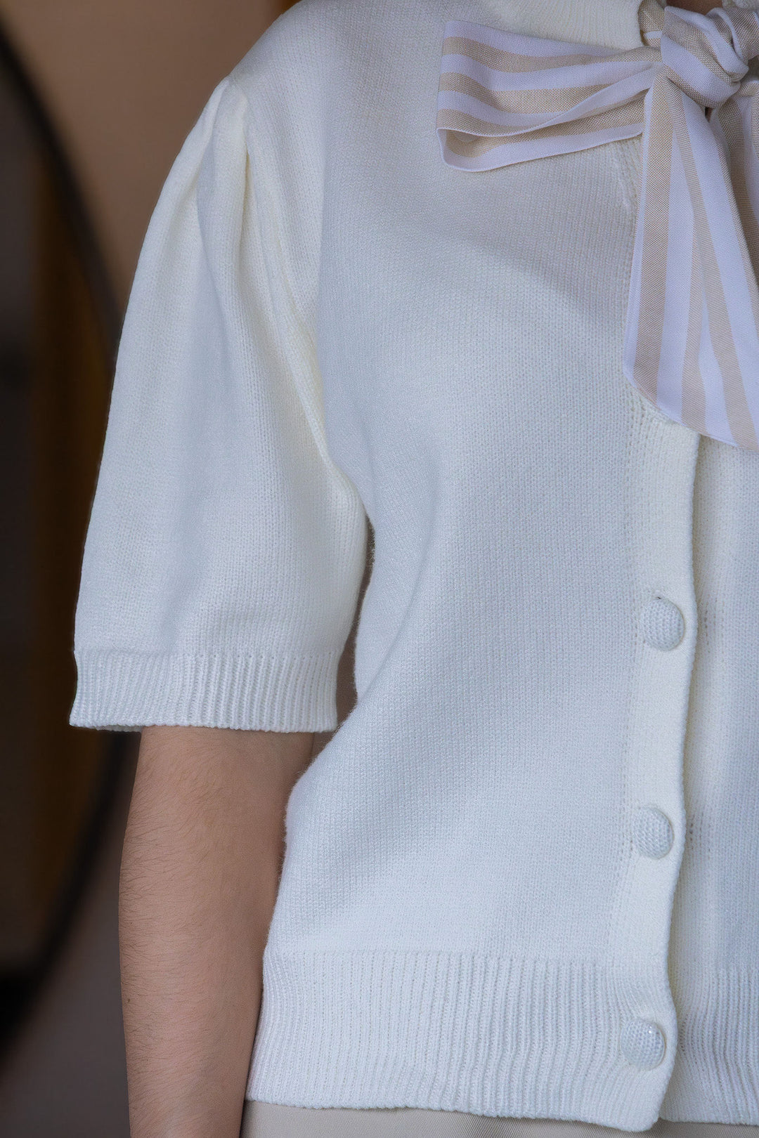 CARDIGAN DE MALHA CRU COM LAÇO E BOTÕES FORRADOS PONTO CHIC