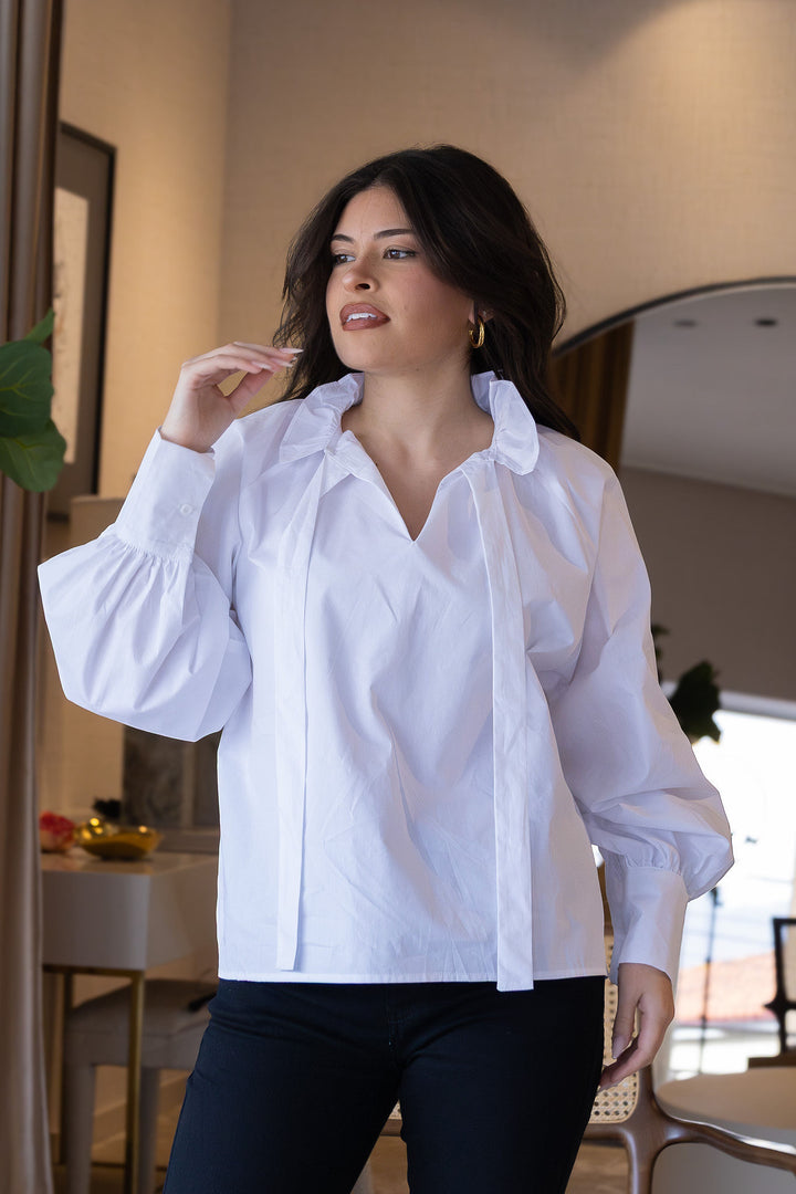 BLUSA BRANCA COM GOLA FRANZIDA E TIRAS PARA LAÇO PONTO CHIC