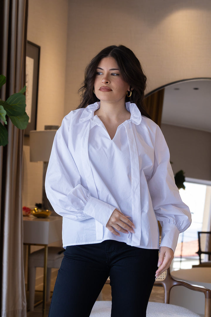 BLUSA BRANCA COM GOLA FRANZIDA E TIRAS PARA LAÇO PONTO CHIC