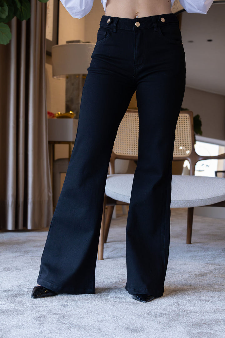 CALÇA DE GANGA FLARE PRETA COM BOTÕES DOURADOS PONTO CHIC