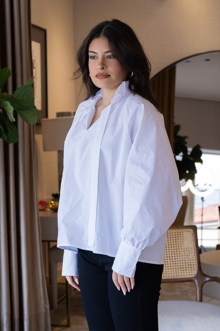 BLUSA BRANCA COM GOLA FRANZIDA E TIRAS PARA LAÇO PONTO CHIC