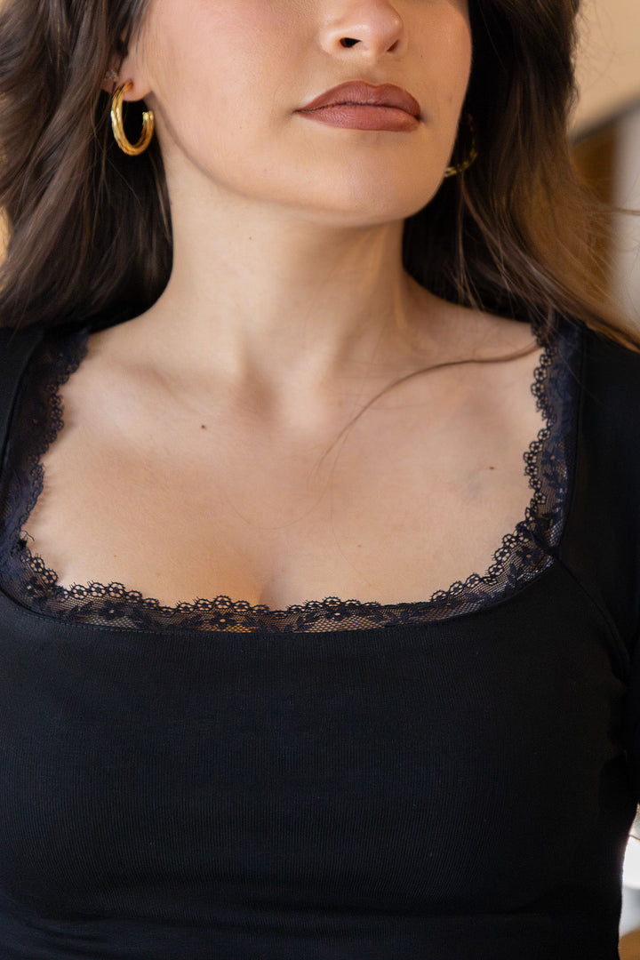 CAMISOLA PRETA COM RENDA E DECOTE QUADRADO PONTO CHIC
