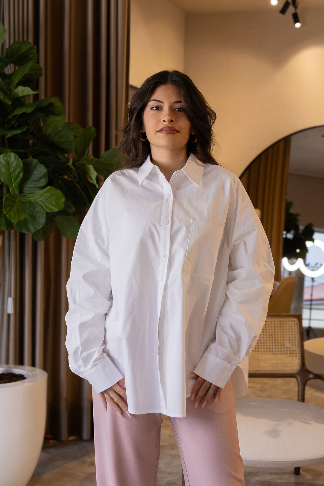 CAMISA BRANCA CLÁSSICA COM BOLSO PONTO CHIC
