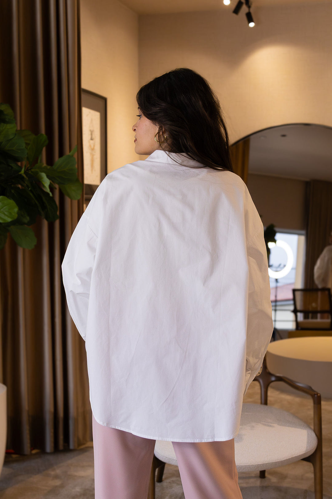 CAMISA BRANCA CLÁSSICA COM BOLSO PONTO CHIC