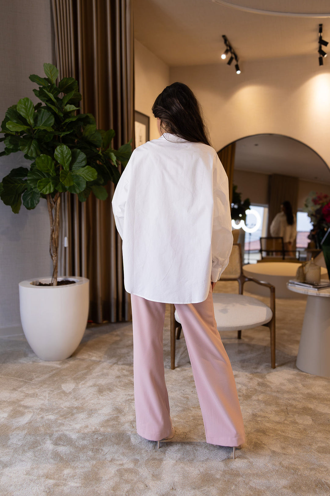 CAMISA BRANCA CLÁSSICA COM BOLSO PONTO CHIC