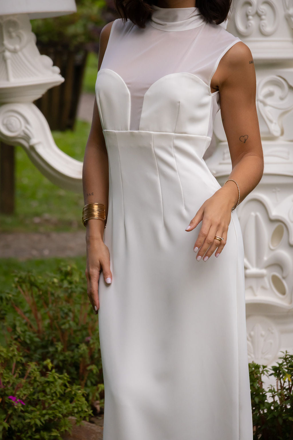 VESTIDO MIDI BRANCO COM TRANSPARÊNCIA NA PARTE SUPERIOR E LAÇO NAS COSTAS IMPERIAL