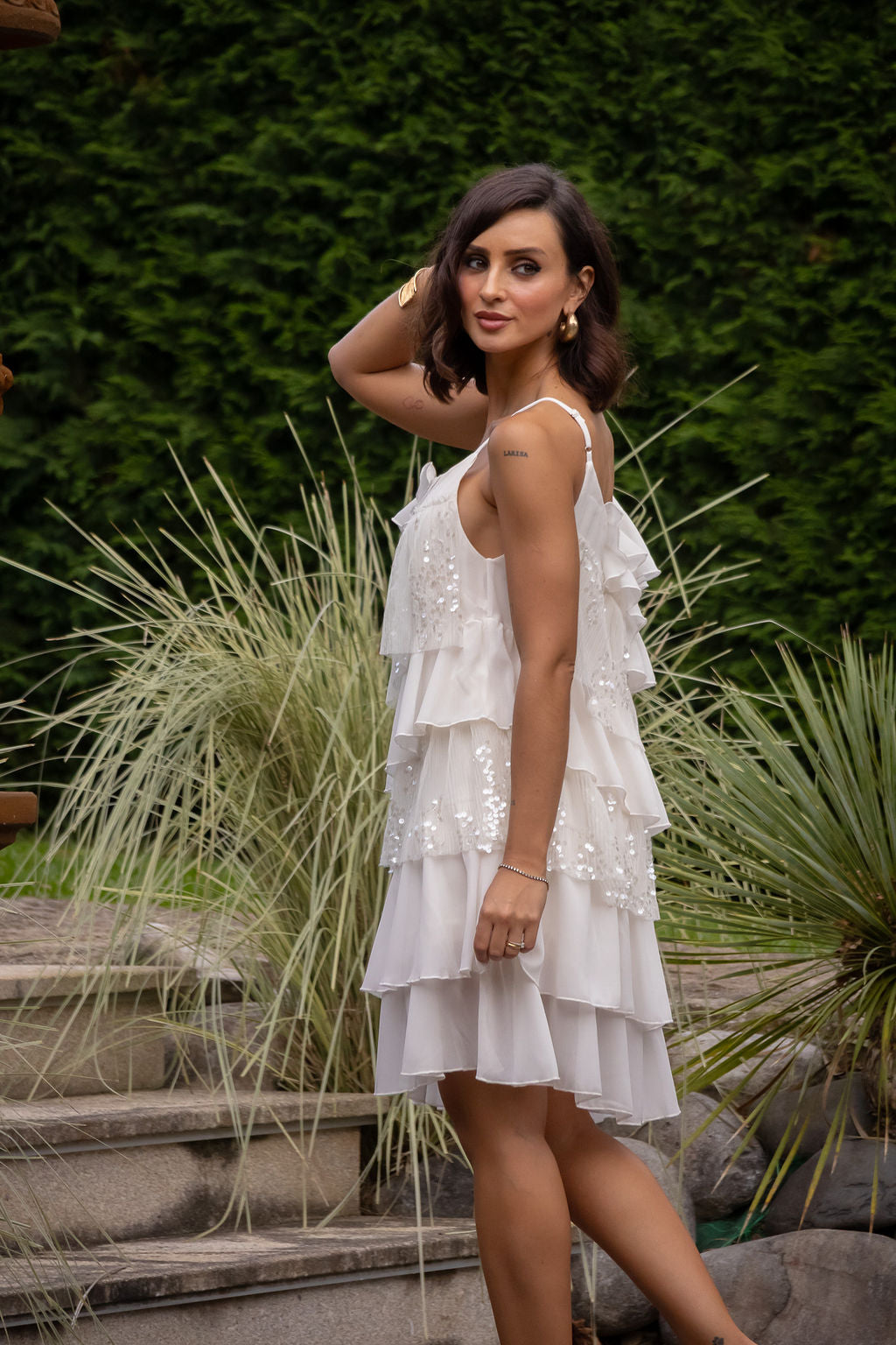 VESTIDO CRU COM FOLHOS E LANTEJOULAS PONTO CHIC