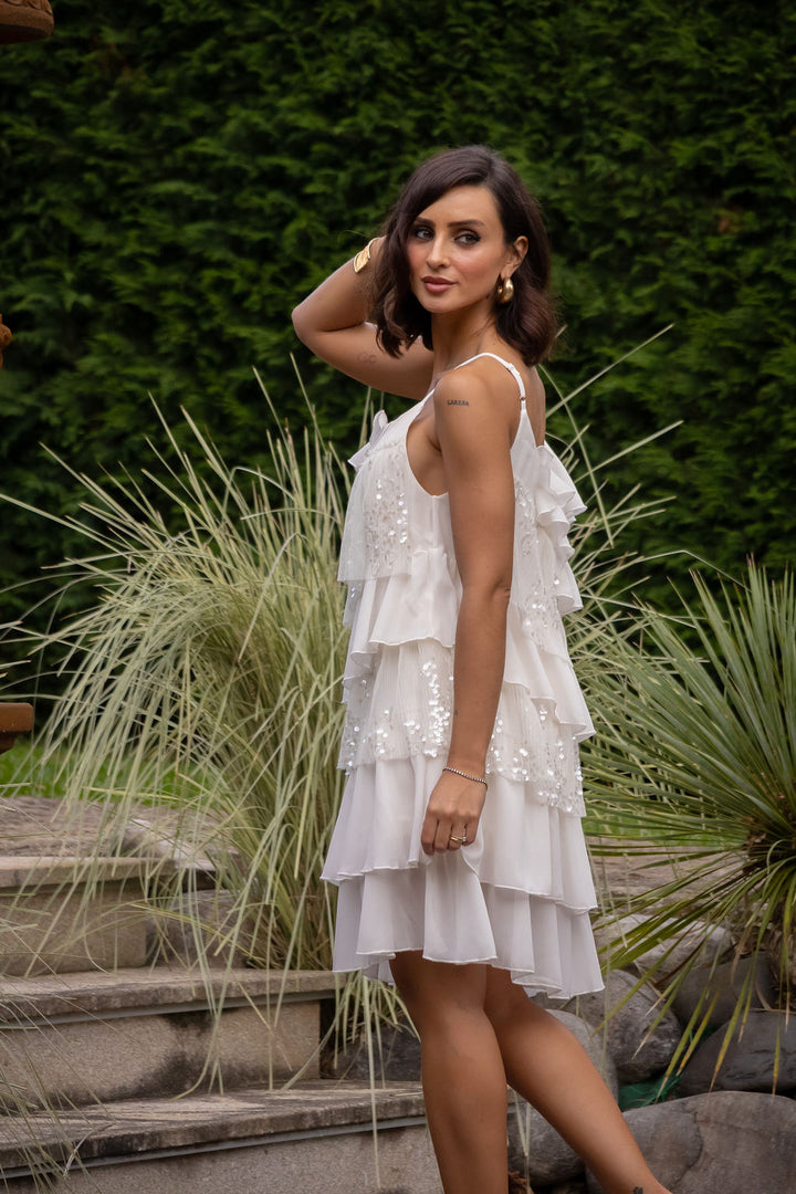 VESTIDO CRU COM FOLHOS E LANTEJOULAS PONTO CHIC