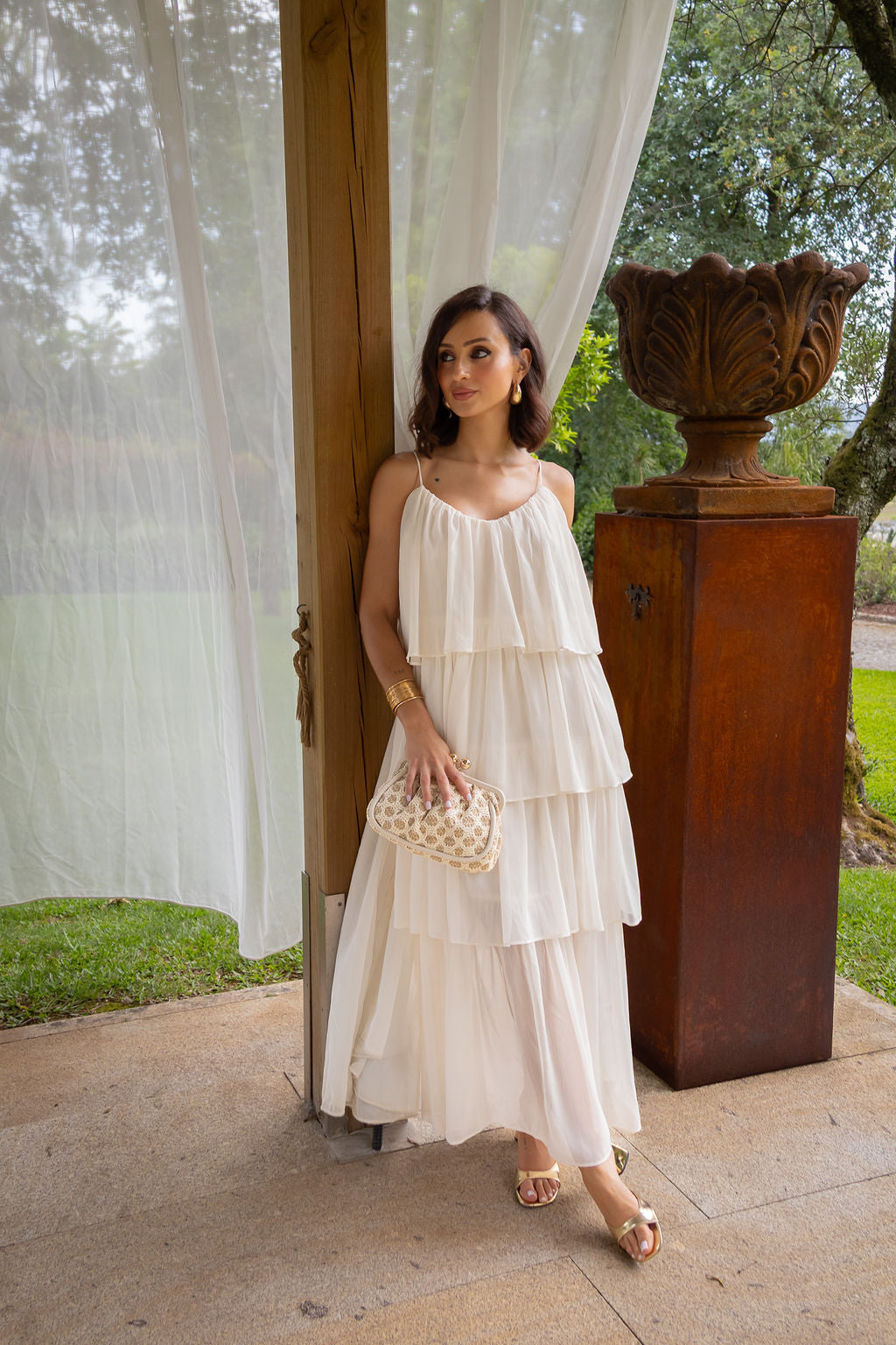 VESTIDO BEGE DE ALÇAS COM FOLHOS PONTO CHIC
