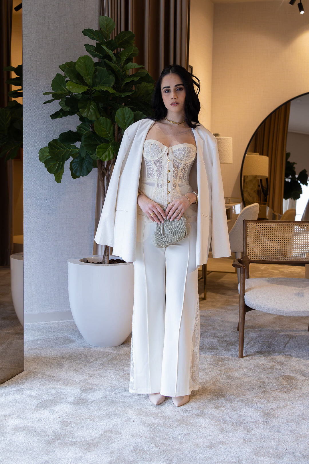 CALÇA BEGE DE ALFAIATARIA COM PAINÉIS EM RENDA PONTO CHIC