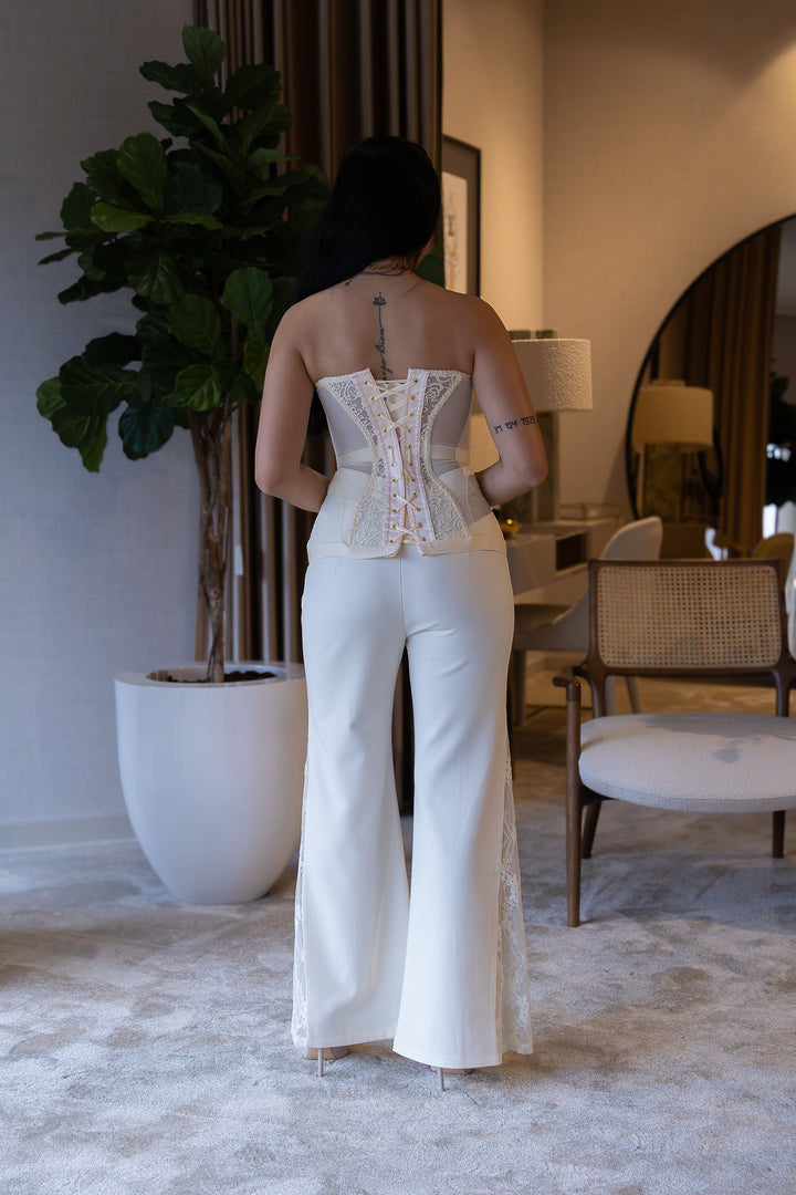 CALÇA BEGE DE ALFAIATARIA COM PAINÉIS EM RENDA PONTO CHIC