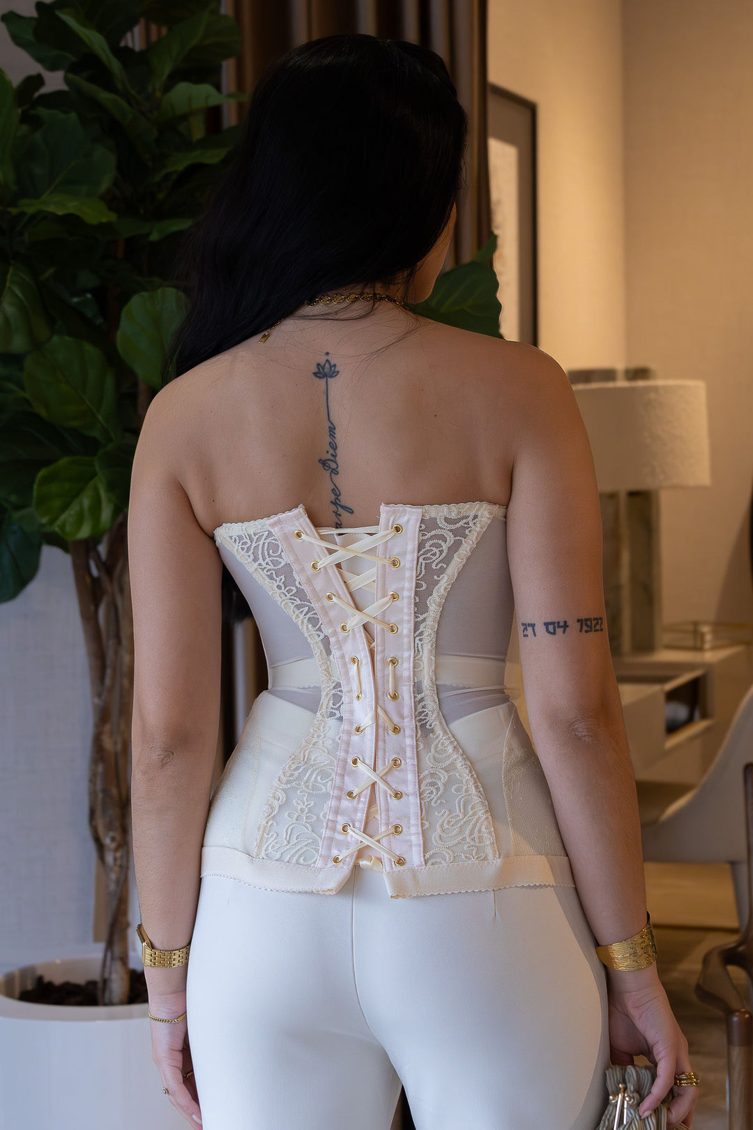 CORPETE BEGE EM RENDA COM TULE E AJUSTE EM TRESPASSE NAS COSTAS PONTO CHIC