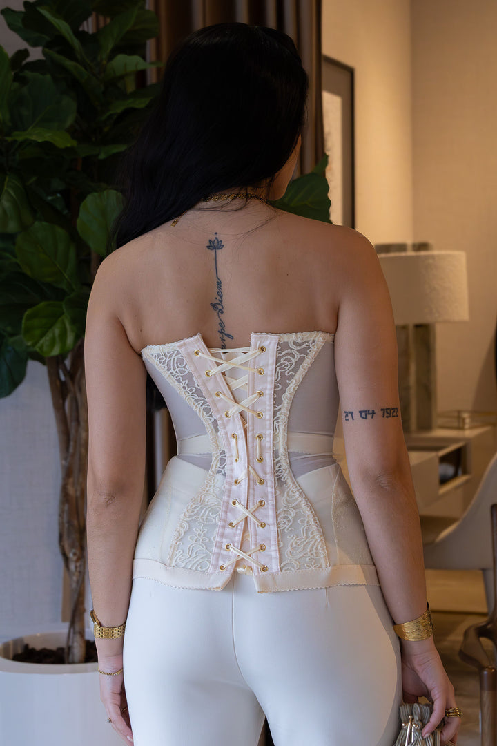 CORPETE BEGE EM RENDA COM TULE E AJUSTE EM TRESPASSE NAS COSTAS PONTO CHIC