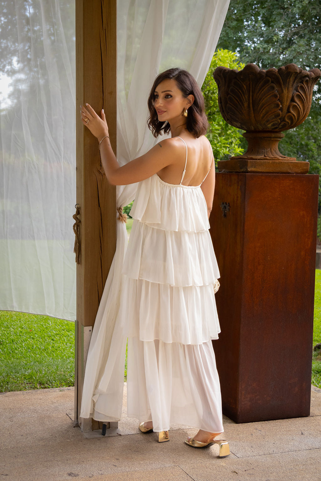 VESTIDO BEGE DE ALÇAS COM FOLHOS PONTO CHIC