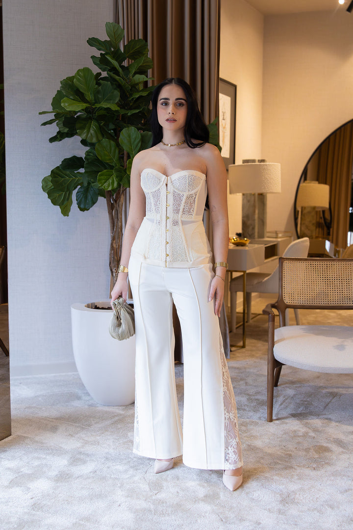 CORPETE BEGE EM RENDA COM TULE E AJUSTE EM TRESPASSE NAS COSTAS PONTO CHIC