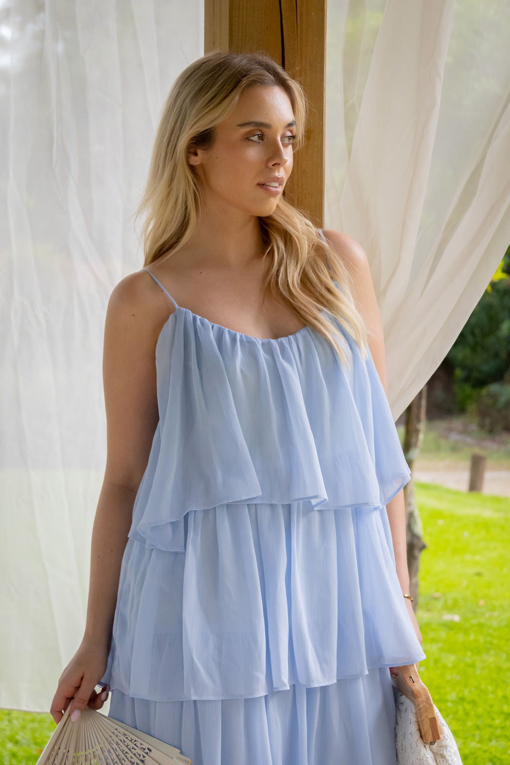 VESTIDO AZUL CLARO DE ALÇAS COM FOLHOS PONTO CHIC