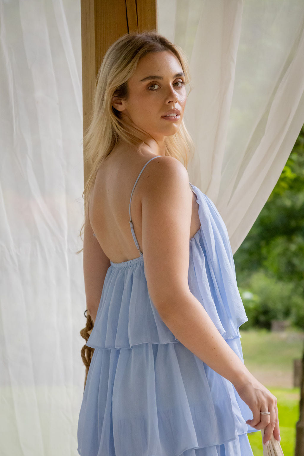 VESTIDO AZUL CLARO DE ALÇAS COM FOLHOS PONTO CHIC