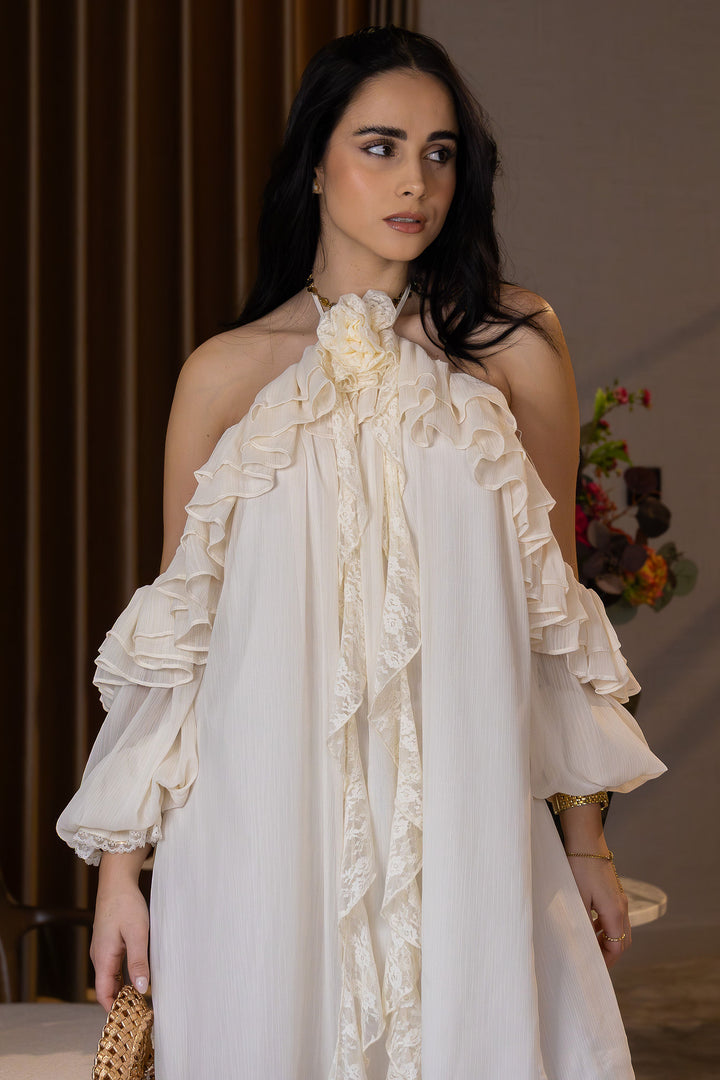 VESTIDO FLUIDO CREME COM FOLHOS OMBRO DESCOBERTO PONTO CHIC