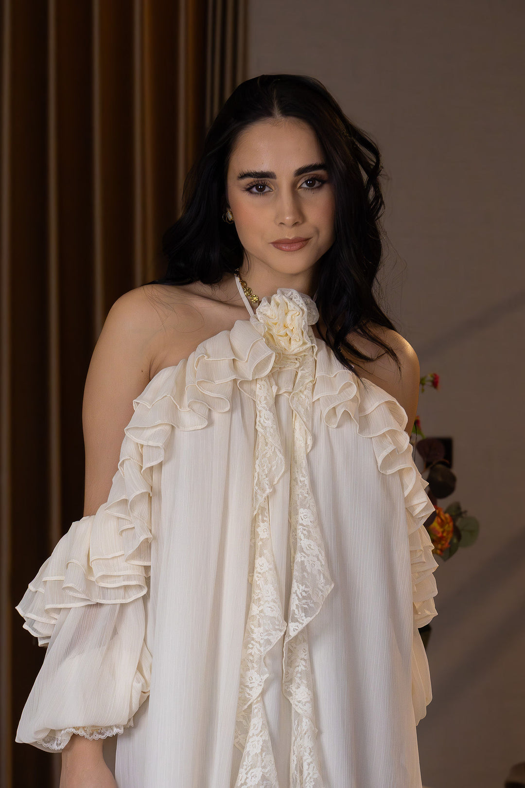 VESTIDO FLUIDO CREME COM FOLHOS OMBRO DESCOBERTO PONTO CHIC