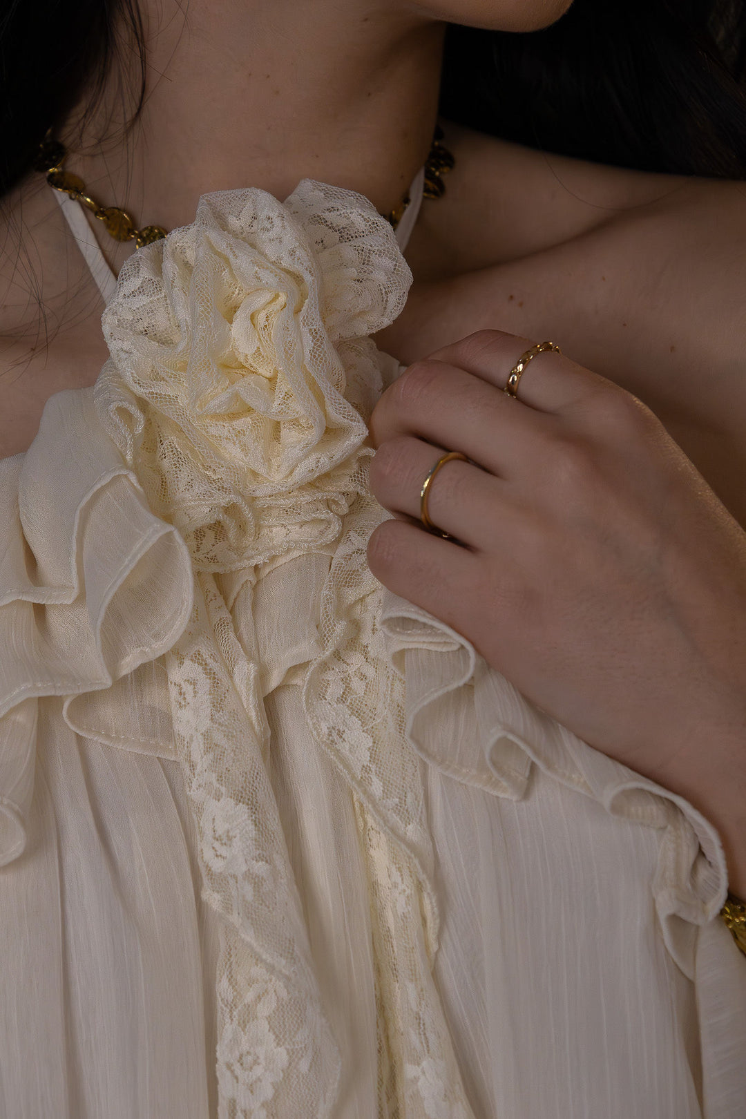 VESTIDO FLUIDO CREME COM FOLHOS OMBRO DESCOBERTO PONTO CHIC