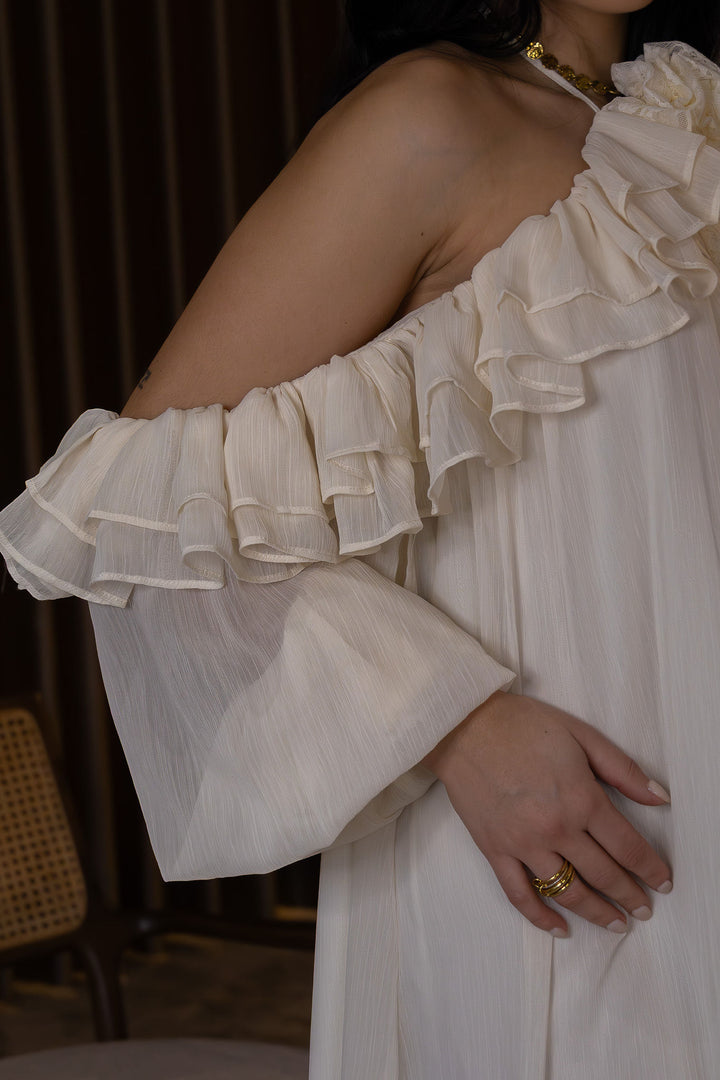 VESTIDO FLUIDO CREME COM FOLHOS OMBRO DESCOBERTO PONTO CHIC